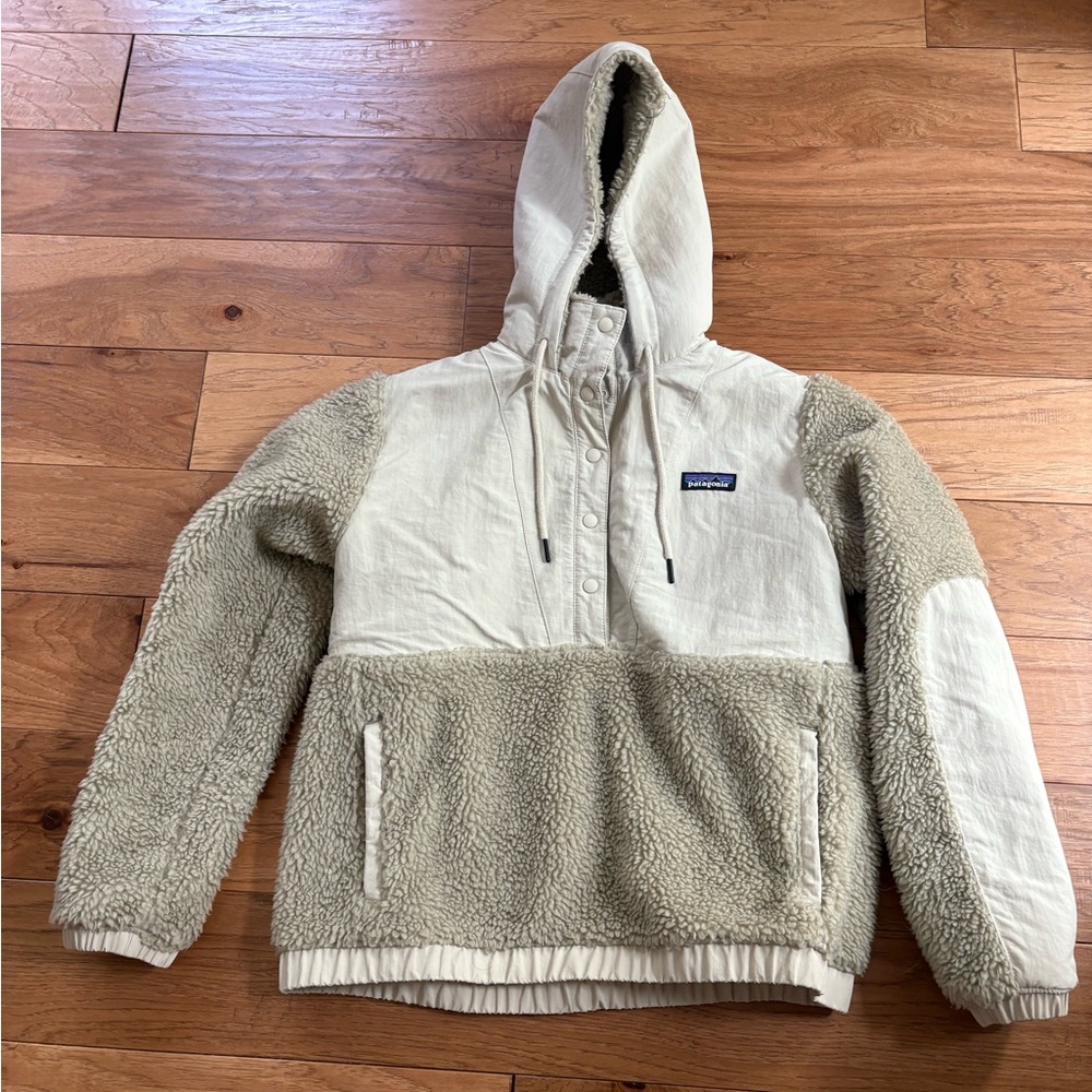 Patagonia Women's Cream and Tan Fleece Jacket